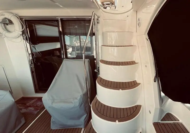 Steps up from the aft deck to the flybridge